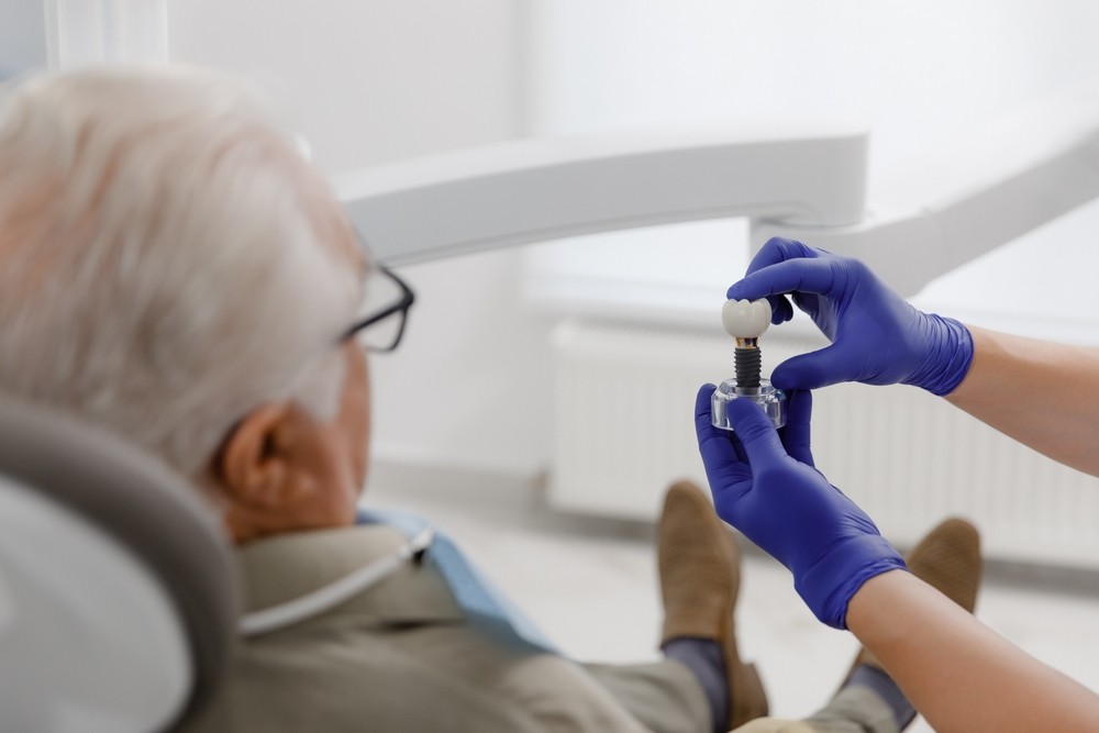 implant dentar în București